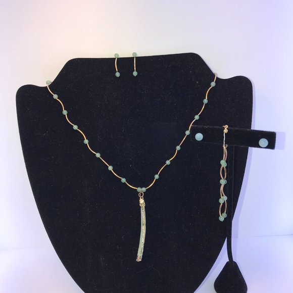 16 1/2" Jade and Beaded Necklace Set - Picture 2 of 13